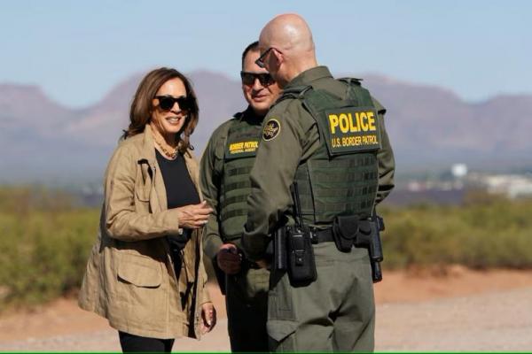 Calon presiden dari Partai Demokrat AS Kamala Harris mengunjungi tembok perbatasan dengan agen Patroli Perbatasan, dekat Tucson, Arizona, AS, 27 September 2024. REUTERS 