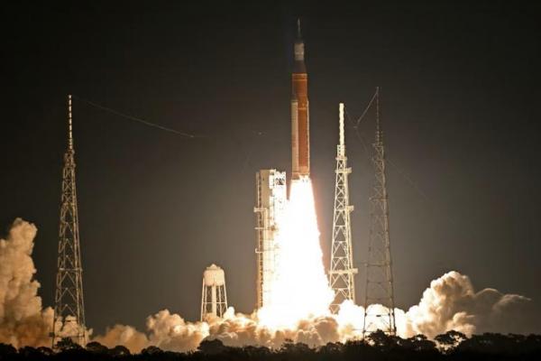 Roket bulan generasi berikutnya NASA, lepas landas dari kompleks peluncuran 39-B di Cape Canaveral, Florida, AS, 16 November 2022. REUTERS 