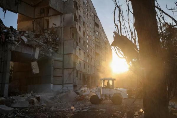 Tim penyelamat bekerja di lokasi gedung apartemen yang terkena serangan udara Rusia, di Kharkiv, 24 September 2024. REUTERS 