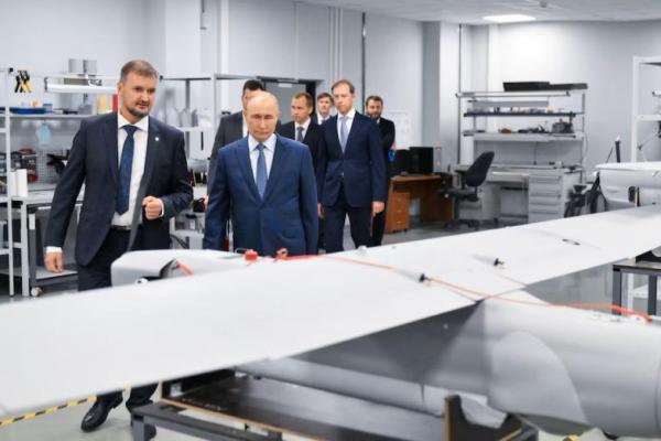 Vladimir Putin mengunjungi fasilitas produksi drone, Saint Petersburg, 19 September 2024. Sputnik via REUTERS 