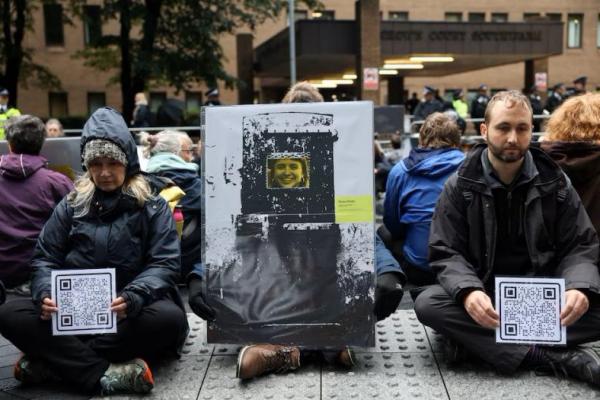 Demonstran memegang plakat saat berdemonstrasi di luar Southwark Crown Court, di London, Inggris, 27 September 2024. REUTERS 