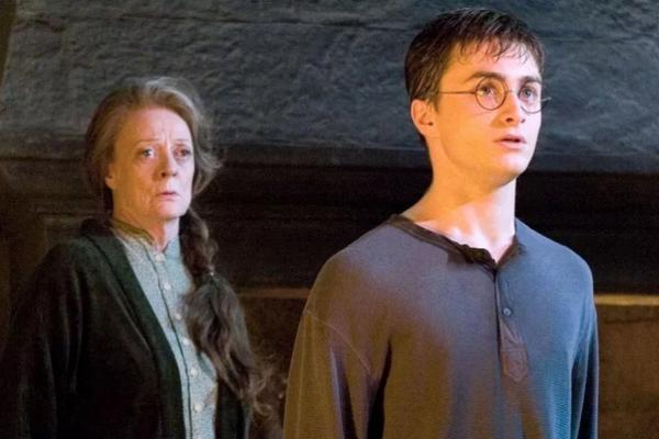 Daniel Radcliffe dan Maggie Smith dalam film `Harry Potter and the Order of the Phoenix` tahun 2007. (FOTO: WARNER BROS.) 