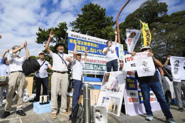 Pendukung Iwao Hakamada merayakan kebebasan hukuman mati pada tahun 1966, di Shizuoka, Jepang bagian tengah, 26 September 2024. Kyodo via REUTERS 