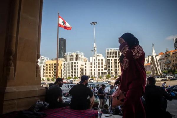 Bendera Lebanon terlihat di Masjid Al-Amin di pusat kota Beirut, tempat keluarga-keluarga berlindung dari serangan udara Israel di pinggiran selatan Beirut. (FOTO: AL JAZEERA) 