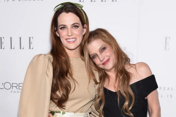 Riley Keough dan Lisa Marie Presley pada tahun 2017. (FOTO: GETTY IMAGE) 