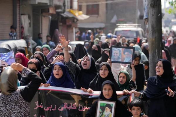 Warga Kashmir berbaris sambil meneriakkan slogan-slogan anti-Israel dan anti-AS selama protes terhadap pembunuhan pemimpin Hizbullah Hassan Nasrallah, di Srinagar, Kashmir yang dikelola India, 29 September 202. (FOTO: AP) 