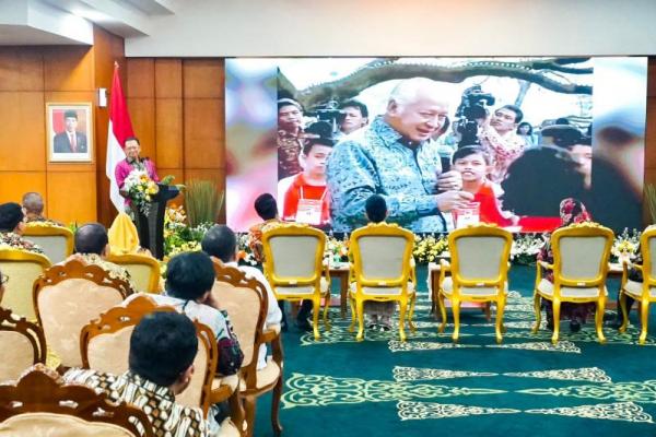  Ketua MPR RI ke-16 Bambang Soesatyo (Bamsoet) dalam Silaturahmi Kebangsaan Pimpinan MPR dengan Keluarga Besar (alm) Presiden RI ke-2 Soeharto di Gedung Parlemen Jakarta (Foto: Humas MPR) 