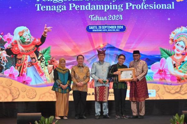 Kementerian Desa Pembangunan Daerah Tertinggal dan Transmigrasi memberikan penghargaan kepada Tenaga Pendamping Profesional dalam Malam Apresiasi Lomba Desa Wisata Nusantara 2024 (Foto: Humas Kemendes PDTT) 