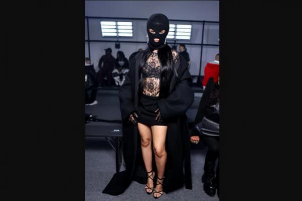 Paris Fashion Week, Camila Cabello Tutupi Wajahnya dengan Topeng Ski Balaclava