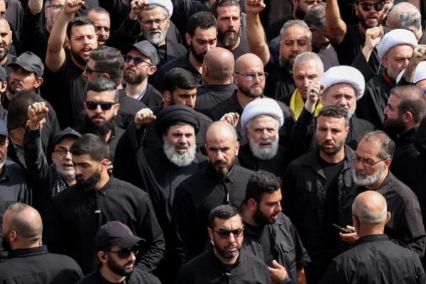 Wakil pemimpin Hizbullah Lebanon Naim Qassem dan pemimpin dewan eksekutif Hashem Safieddine, keduanya mengenakan sorban di tengah kerumunan, berbaris selama prosesi keagamaan untuk memperingati Ashura di pinggiran selatan Beirut, Lebanon 17 Juli 2024. (FOTO: REUTERS) 