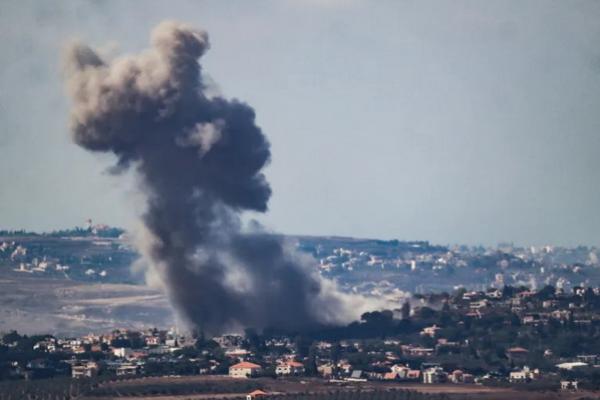 Awan asap mengepul menyusul serangan udara Israel di desa Jbal el-Botm di Lebanon selatan. (FOTO: AFP) 