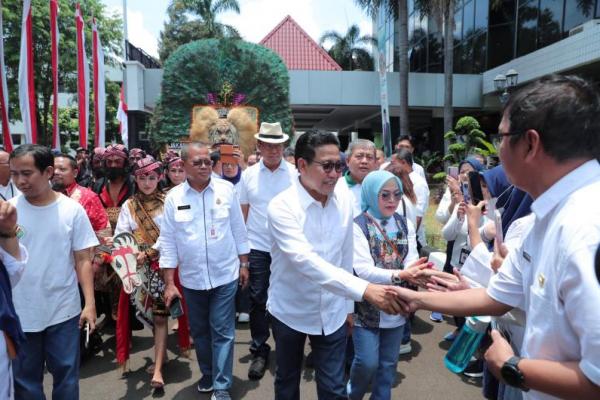 Menteri Desa Pembangunan Daerah Tertinggal dan Transmigrasi (Mendes PDTT) Abdul Halim Iskandar (Gus Halim) berpamitan dengan seluruh pegawai di Kemendes PDTT karena pada Selasa (1/10/2024) ia akan dilantik sebagai anggota DPR RI (Foto: Humas Kemendes PDTT) 