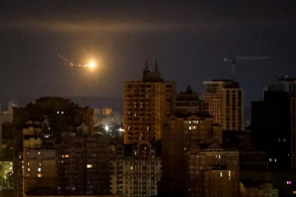 Ledakan pesawat nirawak terlihat di langit di atas kota selama serangan pesawat nirawak Rusia, di Kyiv, Ukraina 30 September 2024. REUTERS 