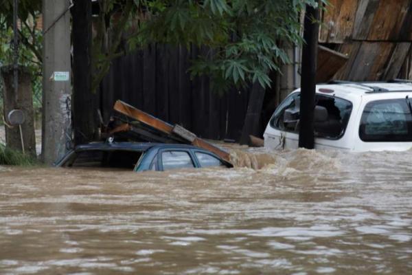 Mobil-mobil yang sebagian terendam terlihat rusak akibat luapan sungai setelah Badai Tropis John berlalu di Chilpancingo, Meksiko, 27 September 2024. REUTERS 