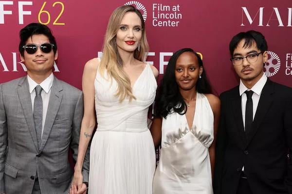 Pakai Gaun Vintage Putih, Angelina Jolie Ajak Tiga Anaknya ke Festival Film New York