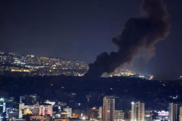 Asap mengepul di pinggiran selatan Beirut setelah serangan, seperti yang terlihat dari Sin El Fil, Lebanon, 1 Oktober 2024. REUTERS 