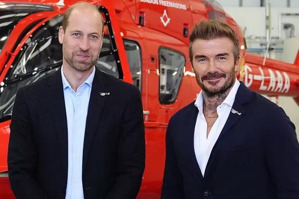 Pangeran William dan David Beckham di depan salah satu helikopter Ambulans Udara London yang baru, di RAF Northolt, pada tanggal 1 Oktober. (FOTO: GETTY IMAGE) 