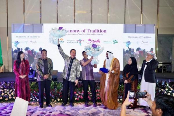 Ketua MPR RI ke-16 Bambang Soesatyo alias Bamsoet (ketiga dari kiri) saat menghadiri acara Harmony of Tradition: The Wonders of Saudi Arabia and Indonesia di Jakarta (Foto: Humas MPR) 