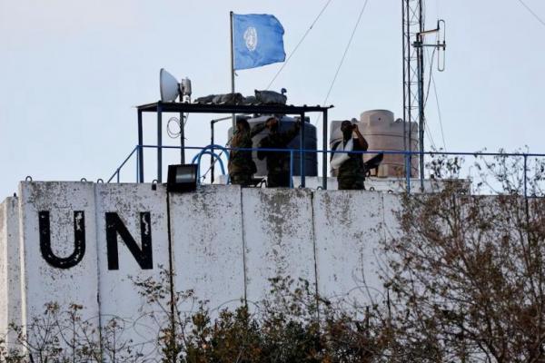 Anggota pasukan penjaga perdamaian Perserikatan Bangsa-Bangsa atau UNIFIL mengamati dari menara pengawas di kota Marwahin, di Lebanon selatan, 12 Oktober 2023. REUTERS 