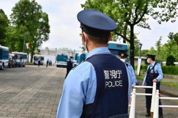 Regu penjinak bom dari militer Jepang tengah menyelidiki ledakan yang terjadi di Bandara Miyazaki, bagian barat daya negara itu, Rabu 2 Oktober 2024. ANTARA 