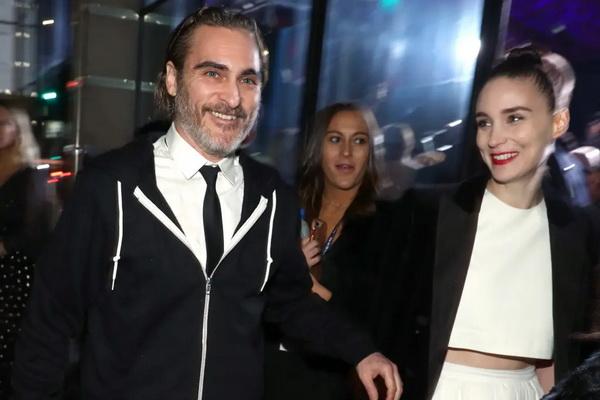 Sebut Rooney Mara Istrinya, Joaquin Phoenix Picu Rumor Pernikahan. (FOTO: GETTY IMAGE) 