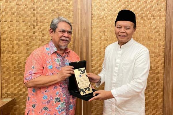 Direktur Center for Indonesian Reform (CIR) Hidayaturrahman, memberikan penghargaan Legislator Negarawan kepada Wakil Ketua MPR RI, Dr. Hidayat Nur Wahid alias HNW (Foto: Humas MPR) 