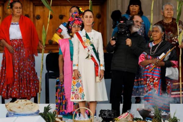 Presiden baru Meksiko Claudia Sheinbaum berpartisipasi dalam upacara penerimaan tongkat komando, di Zocalo Square di Mexico City, Meksiko 1 Oktober 2024. REUTERS 