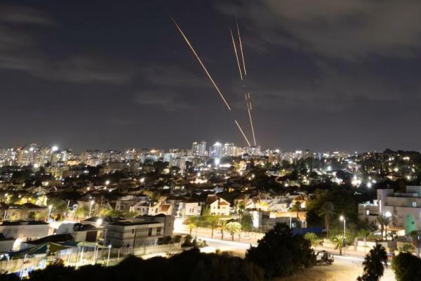 Sistem antirudal Iron Dome Israel mencegat roket setelah Iran menembakkan salvo rudal balistik, seperti terlihat dari Ashkelon, Israel, 1 Oktober 2024 REUTERS 