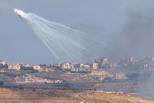 Artileri ditembakkan oleh Tentara Israel ke Lebanon, seperti yang terlihat dari Jish, Israel utara 2 Oktober 2024. REUTERS 