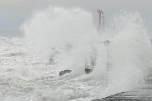 Ombak menghantam saat Topan Krathon mendekat, di Kaohsiung, Taiwan 1 Oktober 2024. REUTERS 