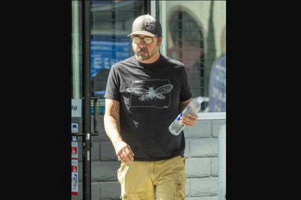 Skandal Bayi Perselingkuhan, Dave Grohl Jalan-jalan Sendirian Tanpa Memakai Cincin Kawin