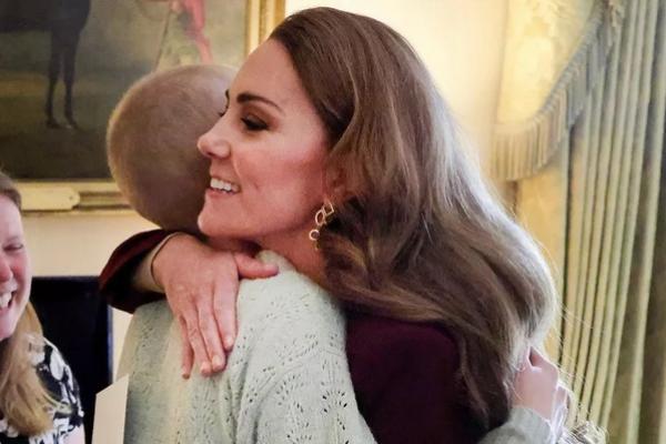 Momen Emosional, Kate Middleton Peluk Fotografer Remaja Penderita Kanker