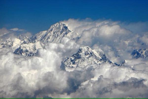 Gunung Everest atau Sagarmatha, puncak tertinggi di dunia terlihat dalam pandangan udara di samping Gunung Ama Dablam, 22 April 2007. REUTERS 