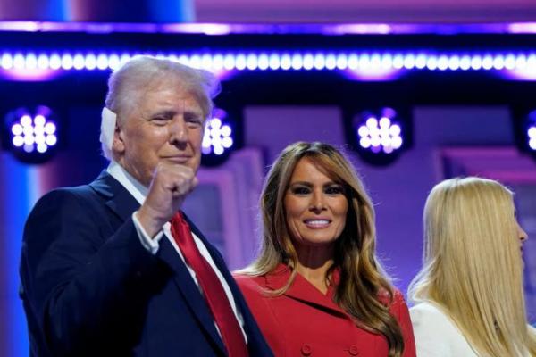 Calon presiden dari Partai Republik AS Donald Trump bersama sang istri Melania di Fiserv Forum di Milwaukee, Wisconsin, AS, 18 Juli 2024. REUTERS 