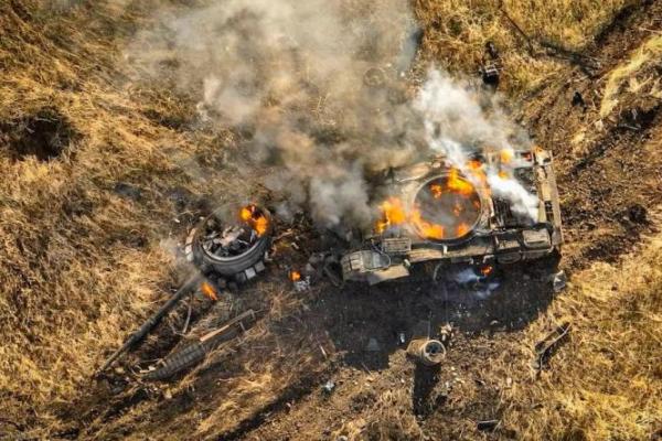 Sebuah tank Rusia terbakar di sebuah ladang dekat kota Vuhledar, di wilayah Donetsk, Ukraina dalam gambar yang dirilis pada 5 November 2023 via REUTERS. 