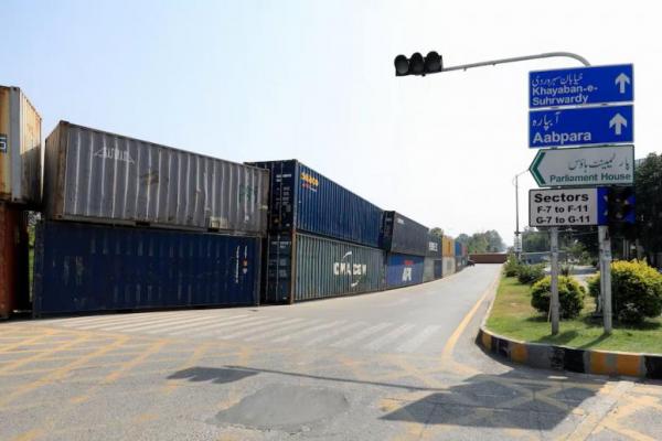 Kontainer digunakan untuk memblokir area yang mengarah ke Gedung Parlemen untuk mencegah unjuk rasa antipemerintah, di Islamabad, Pakistan, 4 Oktober 2024. REUTERS 