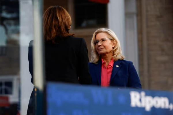 Capres dari Partai Demokrat AS Kamala Harris serta Anggota Kongres Liz Cheney saat kampanye di Ripon College di Ripon, Wisconsin, AS, 3 Oktober 2024. REUTERS 