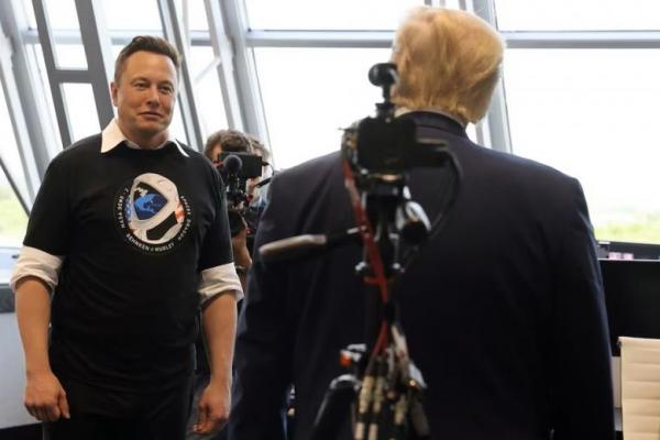 Presiden AS Donald Trump dan Elon Musk terlihat bersama peluncuran roket SpaceX Falcon 9 di Cape Canaveral, Florida, AS, 30 Mei 2020. REUTERS 