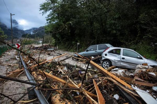 Tim Penyelamat di Bosnia Mencari Orang-orang yang Hilang akibat Banjir Bandang. (FOTO: REUTERS) 