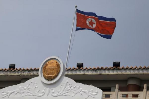 Bendera Korea Utara berkibar di kantor konsulat Korea Utara di Dandong, provinsi Liaoning, Tiongkok, 20 April 2021. REUTERS 