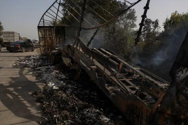 Sebuah truk gandeng hancur selama serangan pesawat nirawak Rusia di dekat perbatasan Ukraina-Rumania, wilayah Odesa, Ukraina 2 Oktober 2024. REUTERS 