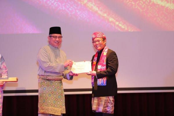 Taufiq Ismail Terima Anugerah Sastrawan ke-7 Mastera dari Brunei Darusalam (Foto: Humas Kemendikbudristek) 