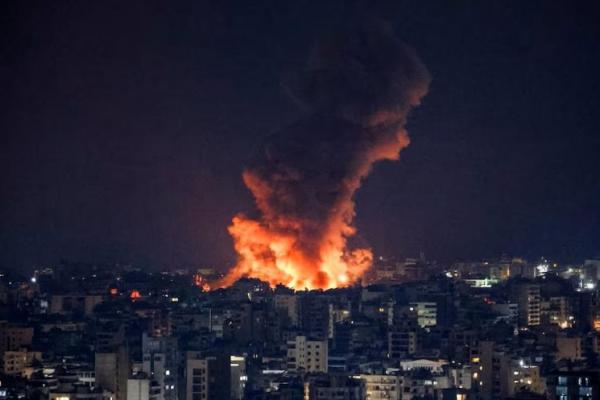 Asap mengepul di pinggiran selatan Beirut setelah serangan, di tengah permusuhan Hizbullah dan pasukan Israel, 6 Oktober 2024. REUTERS 