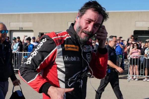 Keanu Reeves adu balap di Toyota GR Cup Series di Indianapolis Motor Speedway di Indiana, Sabtu (5/10/2024). (FOTO: AP NEWS) 