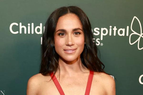 Meghan Markle Tampil Glamor dengan Gaun Merah di Acara Gala Rumah Sakit Anak. (FOTO: GETTY IMAGE) 