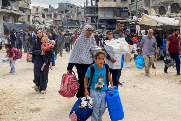 Warga Palestina mengungsi dengan berjalan kaki dari wilayah di Jalur Gaza utara, di Jabalia, 6 Oktober 2024. REUTERS 