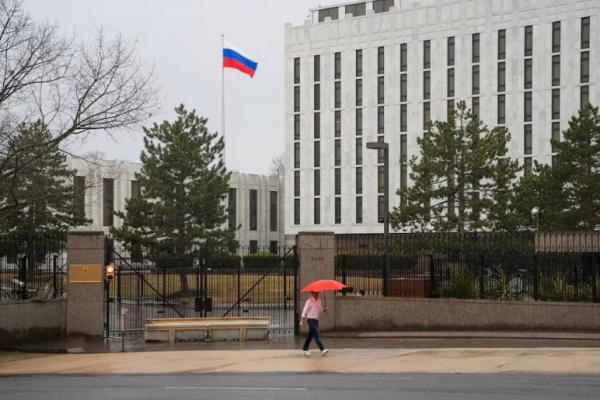 Seorang pejalan kaki di luar Kedutaan Besar Federasi Rusia, dekat kawasan Glover Park di Washington, AS, 22 Februari 2022. REUTERS 