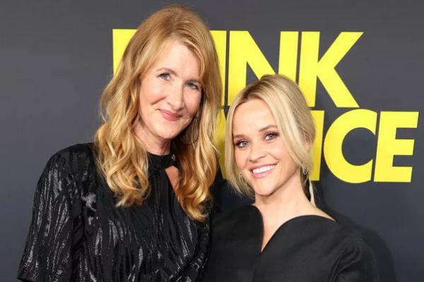 Laura Dern (kiri) dan Reese Witherspoon pada bulan Agustus 2024. (FOTO: GETTY IMAGE) 