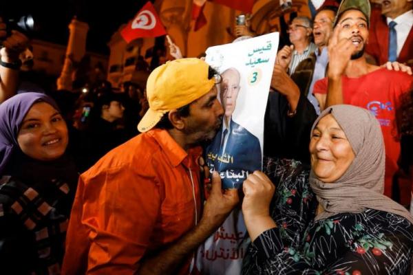 Pendukung Presiden Tunisia Kais Saied, merayakan kemenangan Saied dalam pemilihan presiden di Tunis, Tunisia, 6 Oktober 2024. REUTERS 