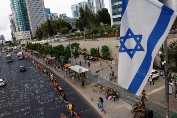 Warga Israel berkumpul untuk memperingati satu tahun serangan 7 Oktober oleh Hamas, di Tel Aviv, Israel, 7 Oktober 2024. Reuters 